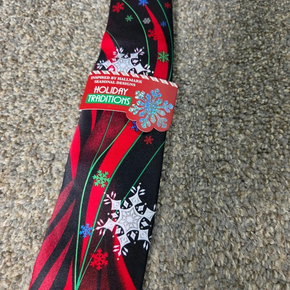 Holiday Traditions Hallmark Snowflake Christmas Necktie Red Black Green Mens Tie